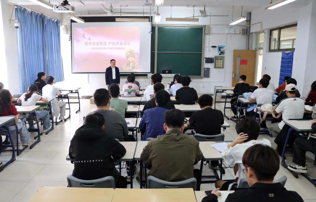 闫昕到联系班级讲授安全教育“第一课”暨思政课1.png