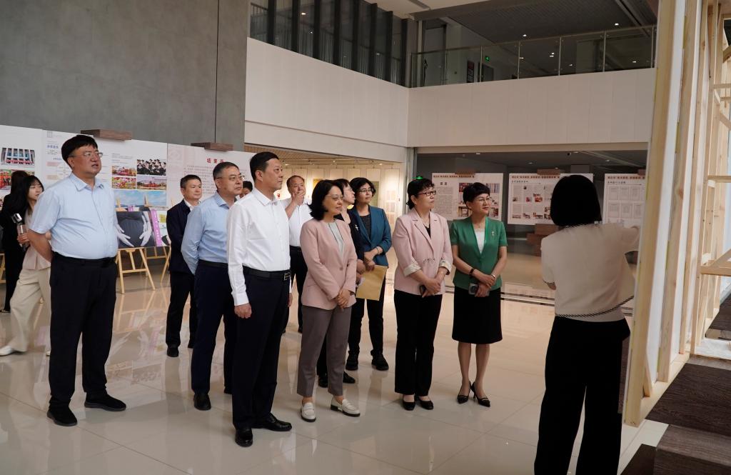 20250523家书家信传家风主题活动-领导参观5.JPG